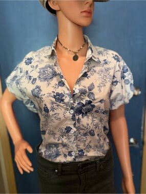 🌿 Blue & White Toile Floral Button-Down Blouse | Flutter Sleeves